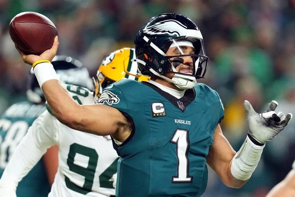 Jalen Hurts lanzó dos pases de anotación y terminó con 168 yardas totales por aire y tierra en el partido ante Green Bay.