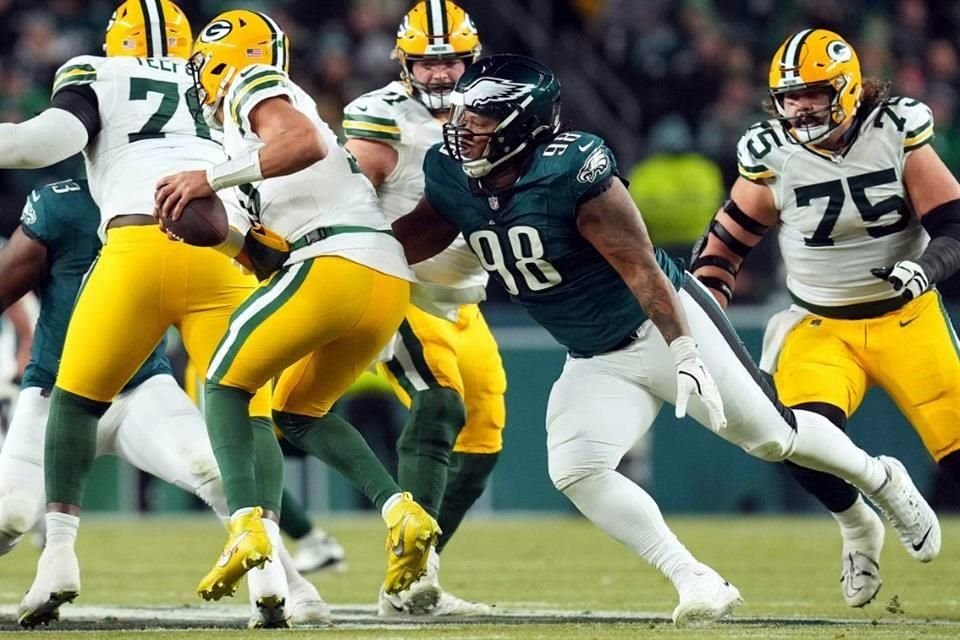 La defensiva de los Eagles causó estragos en Jordan Love y compañía, ya que lo interceptaron tres veces en el encuentro y los dejó sin puntos en la primera mitad.