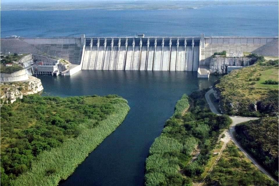 La presa La Amistad se ubica sobre el cauce del río Bravo/Grande, aproximadamente a 20 kilómetros al norte de Ciudad Acuña, Coahuila, y de Del Rio, Texas.