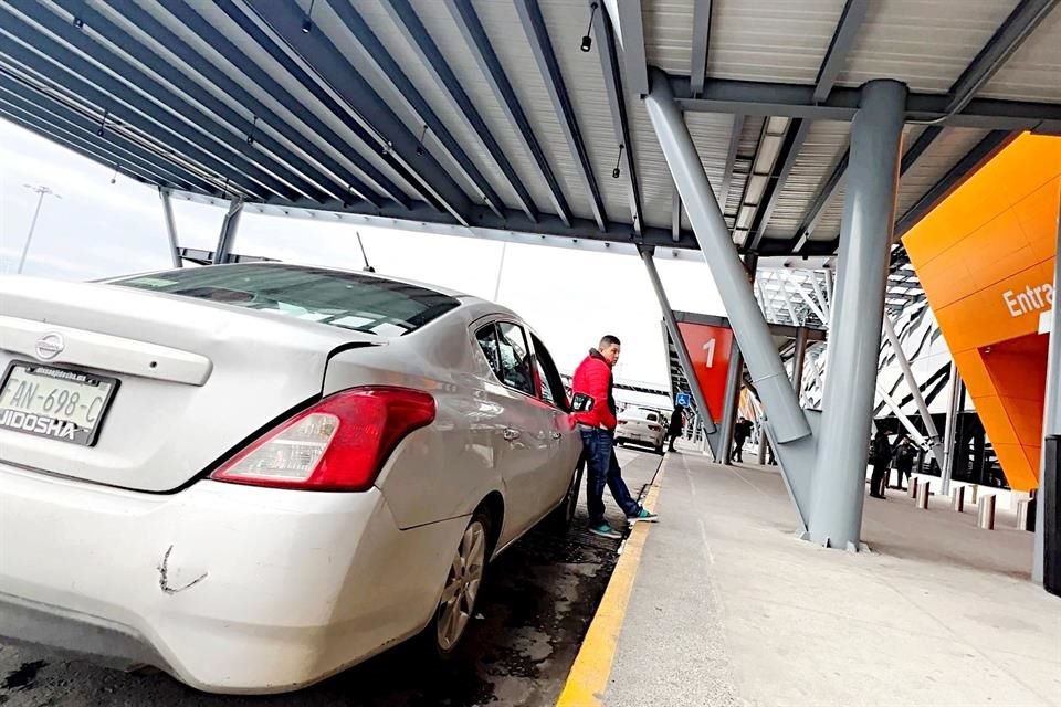 Taxistas piratas trasladan a pasajeros en Aeropuerto Internacional de Monterrey, donde se impide la operación de unidades de aplicación.