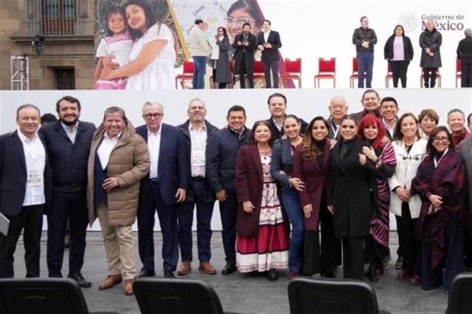 Gobernadores y líderes de Morena en el informe de los primeros 100 días del Gobierno de Claudia Sheinbaum.