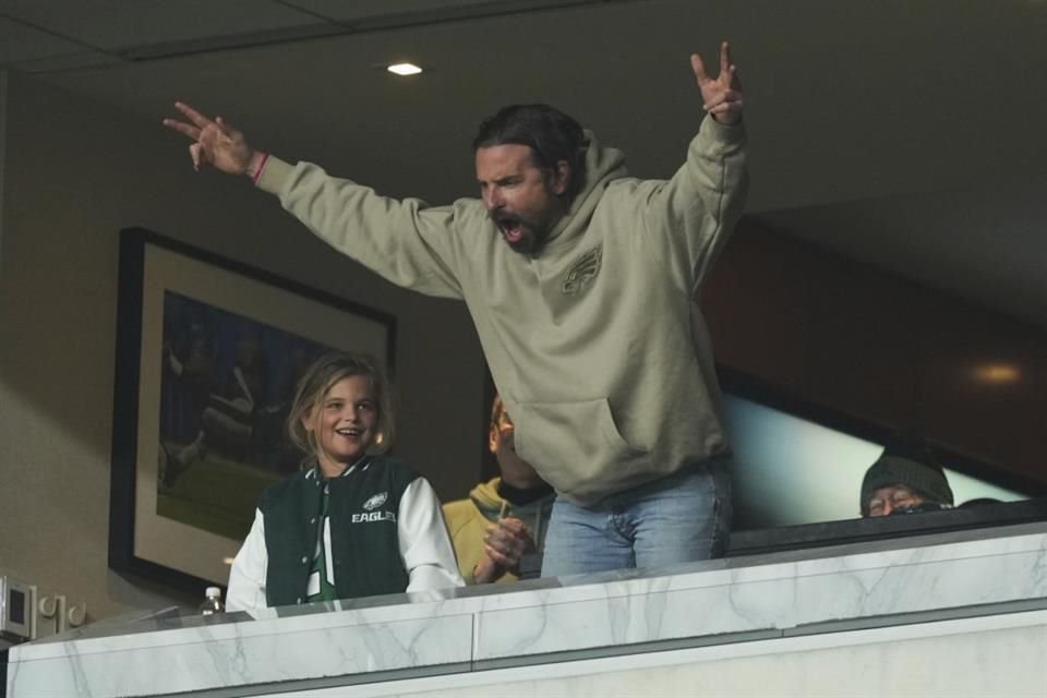 El actor Bradley Cooper celebró el triunfo de los Eagles de Filadelfia ante Green Bay, desde las gradas y acompañado de su hija.