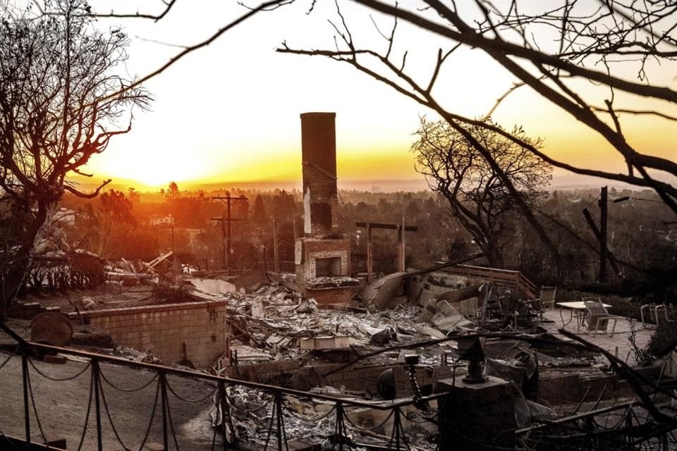 Amanece detrás de una vivienda devastada por el incendio en la comunidad de Pacific Palisades, el 12 de enero de 2025, en Los Ángeles.