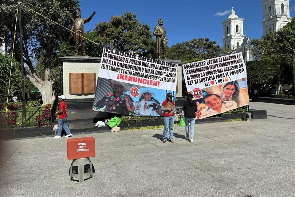 Los activistas del FREG instalaron 15 urnas en el Zócalo de Chilpancingo.