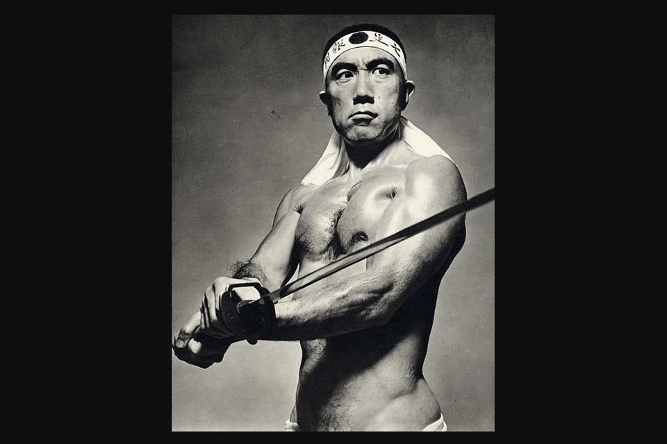 El escritor Yukio Mishima, aquí en un retrato icónico, blandiendo una katana, nació el 14 de enero de 1925 en Tokio, Japón.