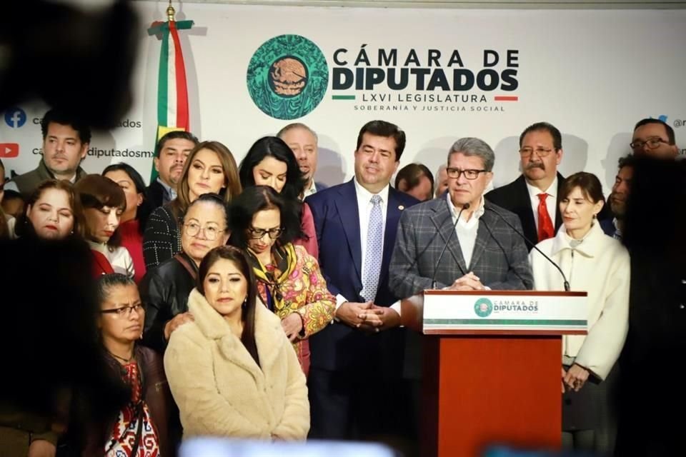 Ricardo Monreal y diputados de Morena en conferencia de prensa.