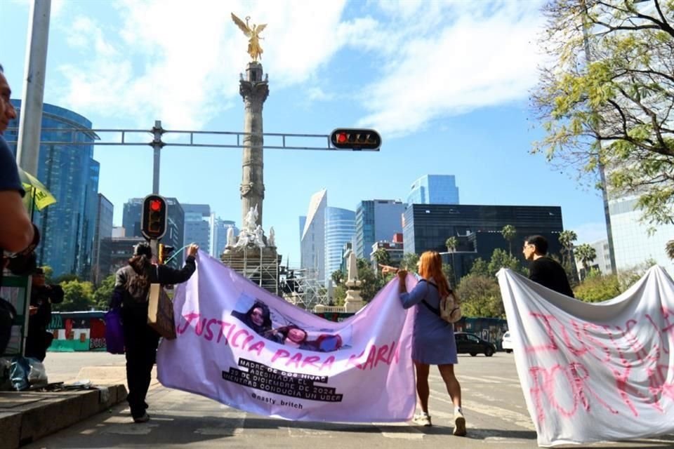 Familiares de Karla Patricia, conductora de taxi por aplicación que fue víctima  de feminicidio realizaron un bloqueo en Paseo de la Reforma.