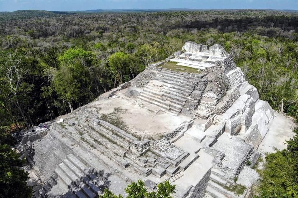 El sitio se ubica al sur de Quintana Roo, a 40 kilómetros de la cabecera de Bacalar y de la Laguna de los Siete Colores, así como a 75 kilómetros de Chetumal.