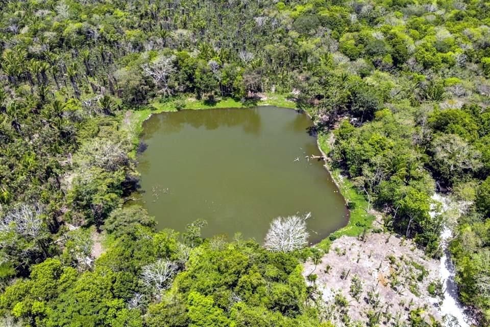 Su camino de acceso, que consta de 23 kilómetros, está recién construido y se puede llegar a él partiendo de las estaciones del Tren Maya de Bacalar y Chetumal.