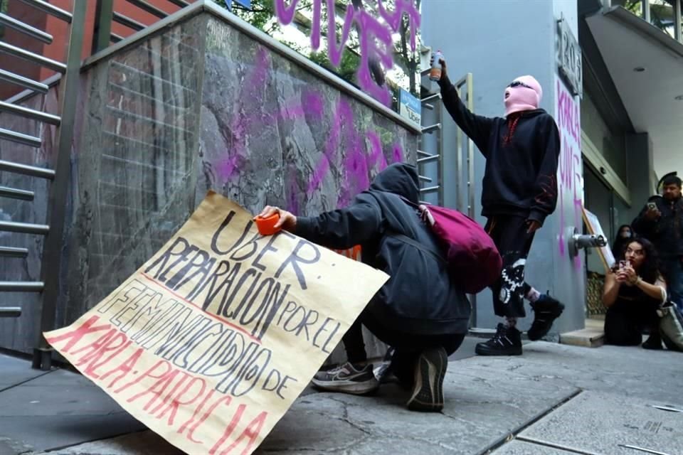 Inconformes exigían frenar la violencia hacia las mujeres con múltiples consignas e incluso realizaban pintas a su paso.