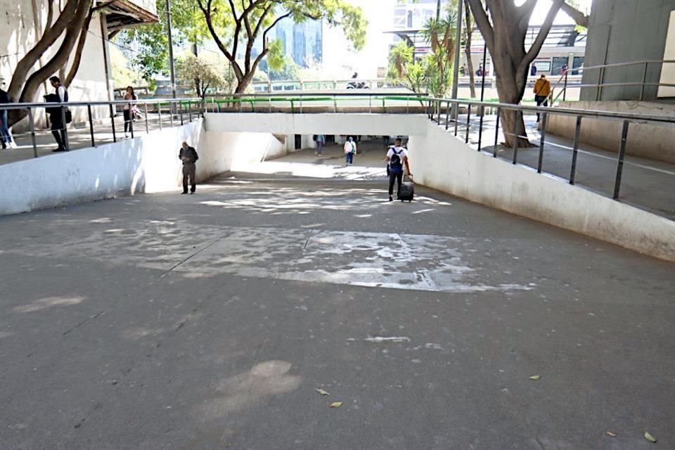 La presencia policiaca inhibió la instalación de ambulantes en la Glorieta de Insurgentes.