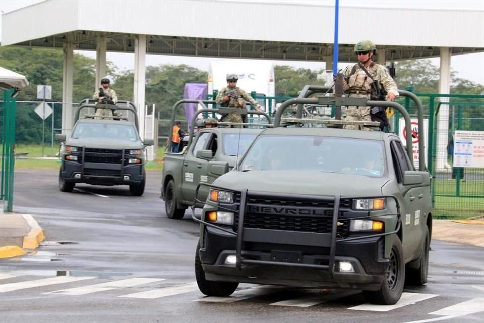 Elementos del Ejército a su llegada este lunes al aeropuerto de Villahermosa.