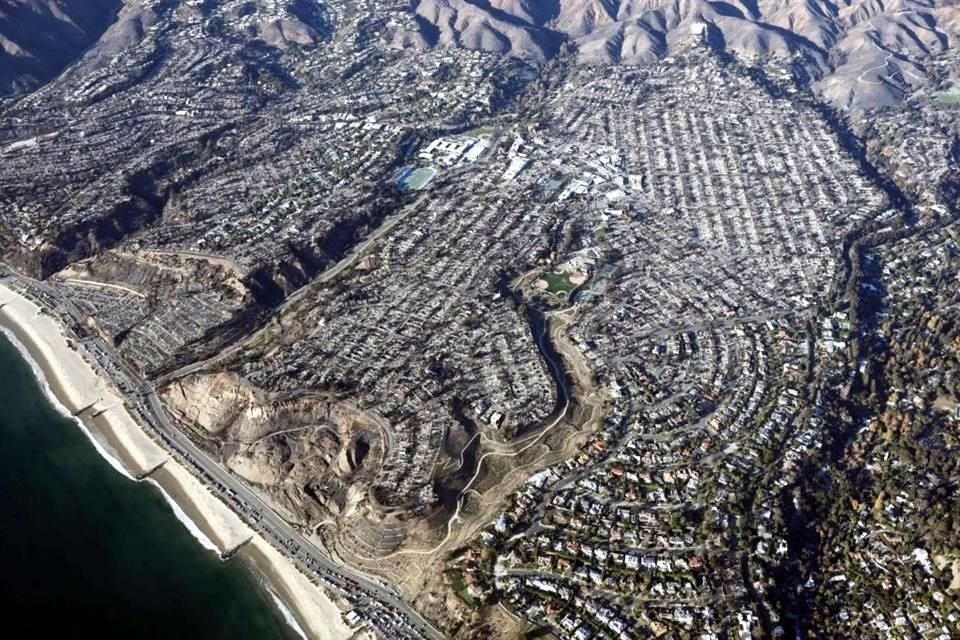 Una vista aérea de las casas destruidas en la región de Palisades, California.