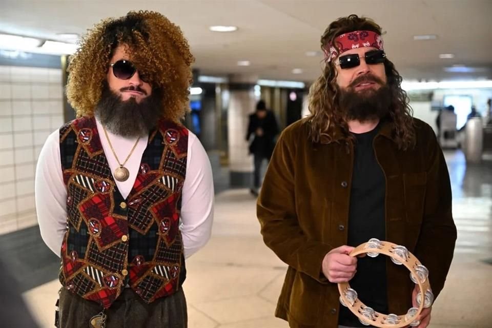 Bad Bunny sorprendió a pasajeros del metro de Nueva York con un pop-up show, promocionando su nuevo álbum 'Debí Tirar Más Fotos'.