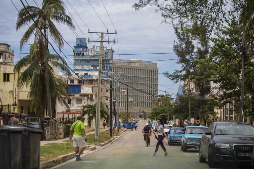 Una calle con la Embajada de Estados Unidos en Cuba de fondo, en la Habana, el 27 de septiembre del 2017.