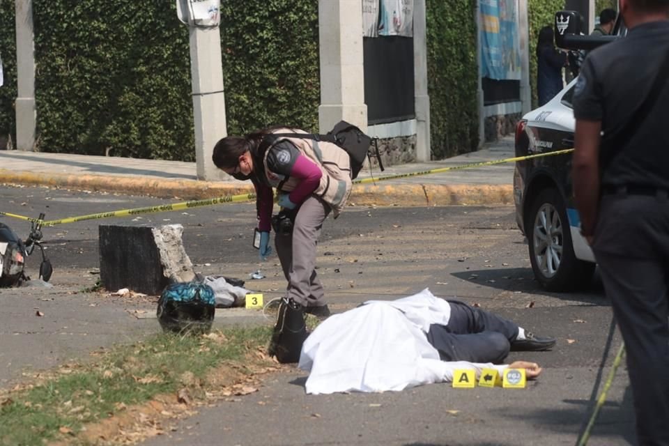 Policías municipales y paramédicos fueron movilizados, pero el motociclista ya había muerto.