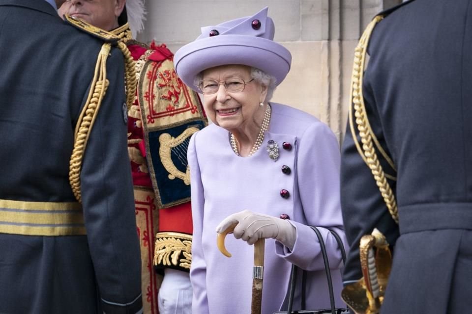 Cuando Isabel II finalmente se enteró de las décadas de engaño de Blunt, lo tomó 'todo con mucha calma y sin sorpresas', según los registros históricos.