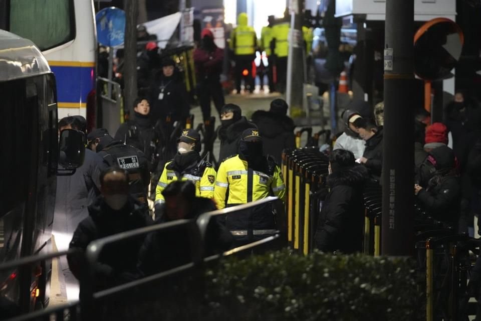 Policías frente a la residencia presidencial en Seúl, Corea del Sur.