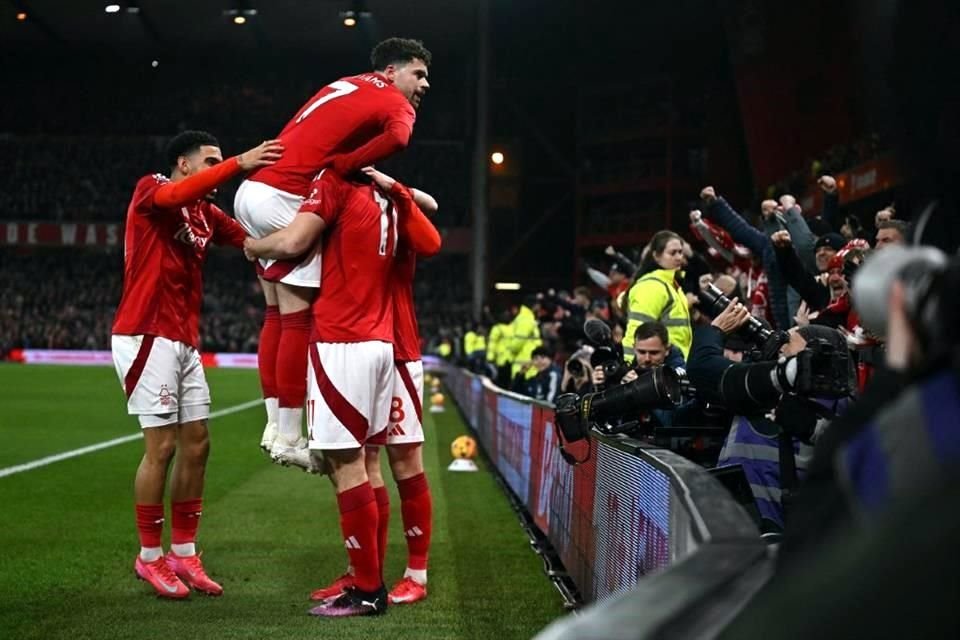 Nottingham Forest pelea los primeros lugares de la Premier.