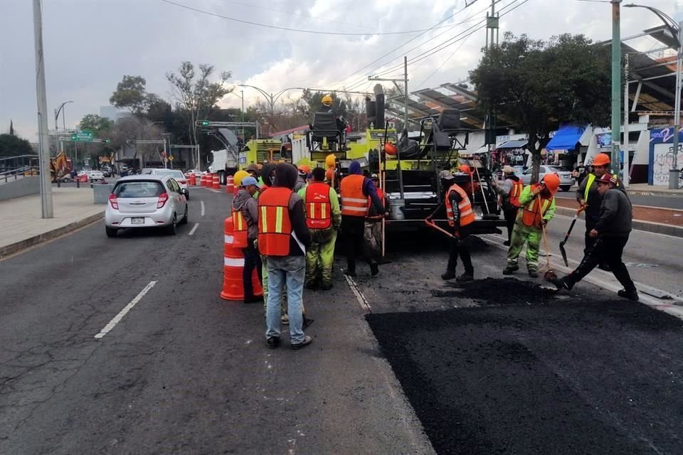 Trabajadores de la Secretaría de Obras realizaron bacheo en tres alcaldías.