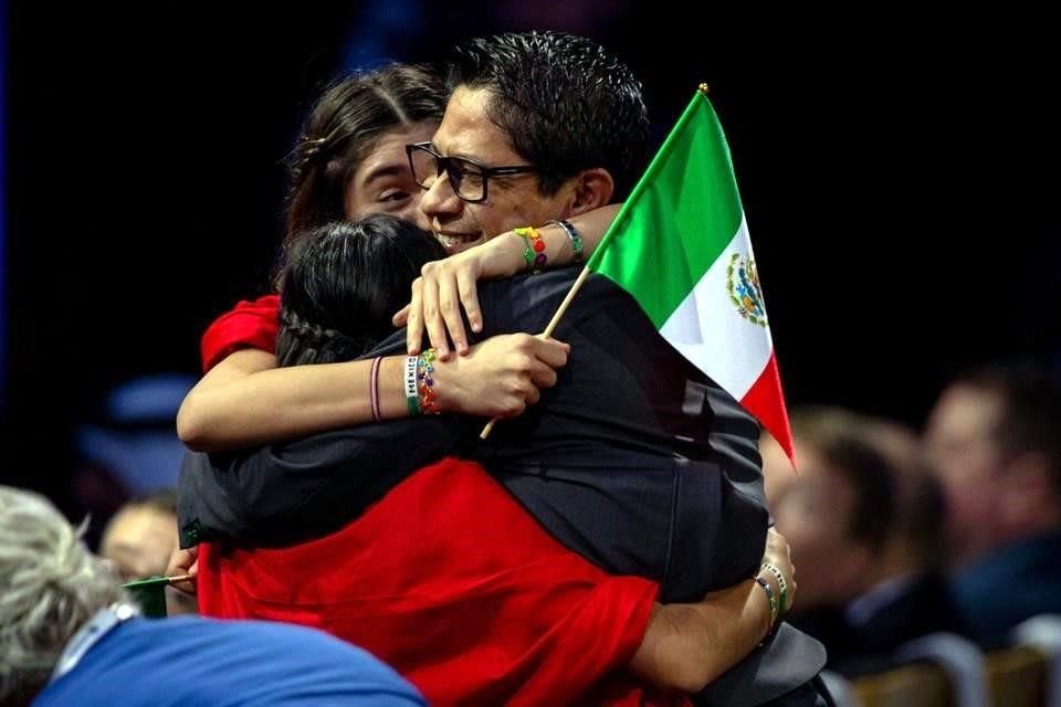 Larissa, Briana, Abril y Sinuhe fueron galardonados con el primer lugar del Premio Zayed a la Sostenibilidad 2025, realizado en Dubái y entregado por Emiratos Árabes Unidos.