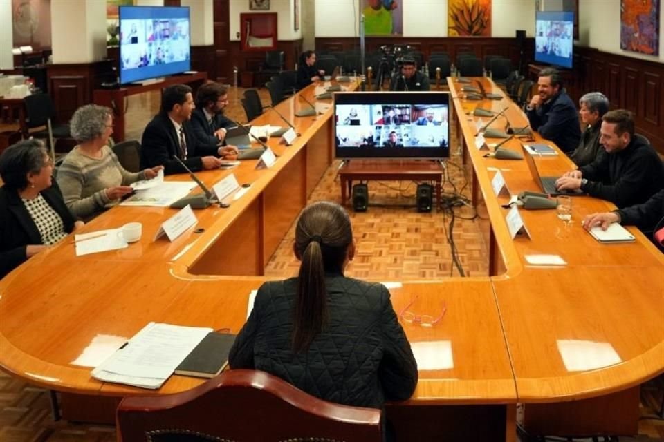 La Presidenta Sheinbaum compartió fotografías de la reunión que sostuvo con su Gabinete, gobernadores y gobernadoras para revisar el modelo del IMSS-Bienestar.