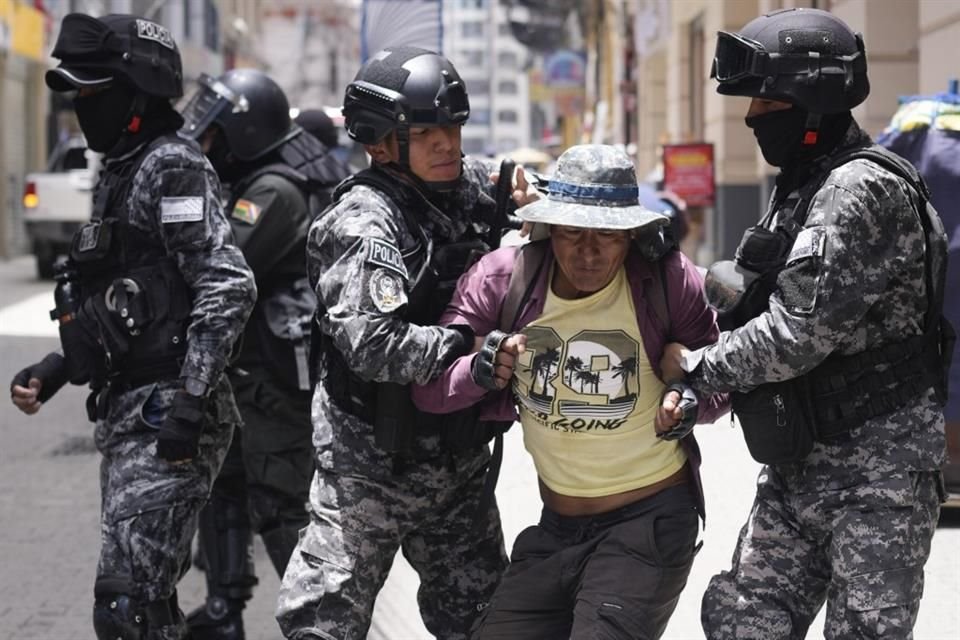 La policía detiene a un seguidor del ex Presidente boliviano Evo Morales en una protesta contra el Gobierno en La Paz, Bolivia, el 14 de enero de 2025.