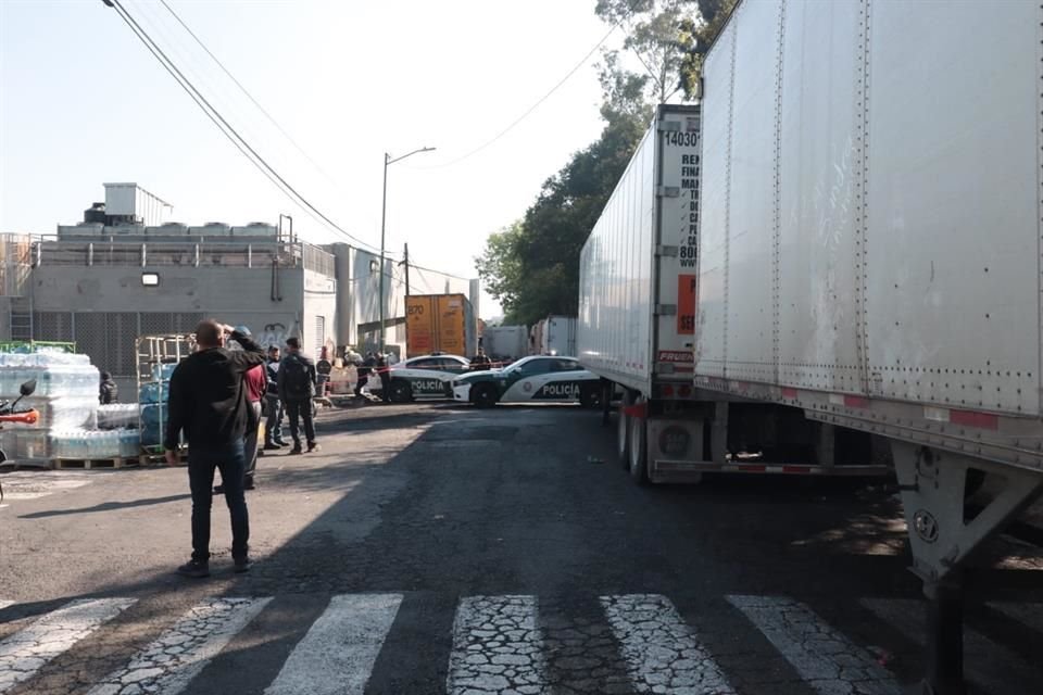 El accidente ocurrió en el acceso al patio de carga de un supermercado, sobre Avenida Enrique Cabrera casi esquina con Avenida Lomas de Plateros.