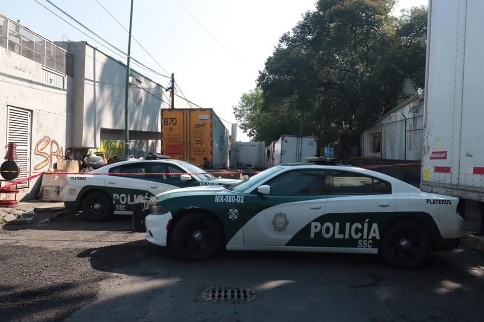 Según testigos, la víctima auxiliaba al chofer del tractocamión para ingresar de reversa, pero durante la maniobra lo arrolló.