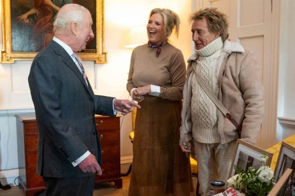 Carlos III celebró 35 años de su fundación con Rod Stewart y Penny Lancaster como embajadores, inaugurando una cápsula del tiempo benéfica.