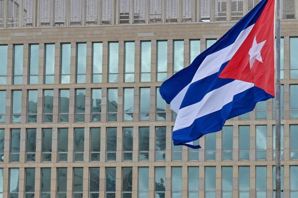 Una bandera cubana ondea a un lado de la Embajada de Estados Unidos en La Habana, el 15 de enero del 2025.