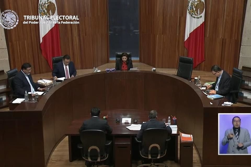 La presidenta de la Sala Superior del TEPJF, Mónica Soto, propuso desechar la petición de connacionales y organizaciones para obligar al Instituto a realizar el voto desde el exterior.