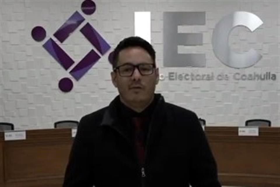 Paredes es señalado de contratar funcionarios sin cumplir con los requisitos y elevar sueldos de manera injustificada.