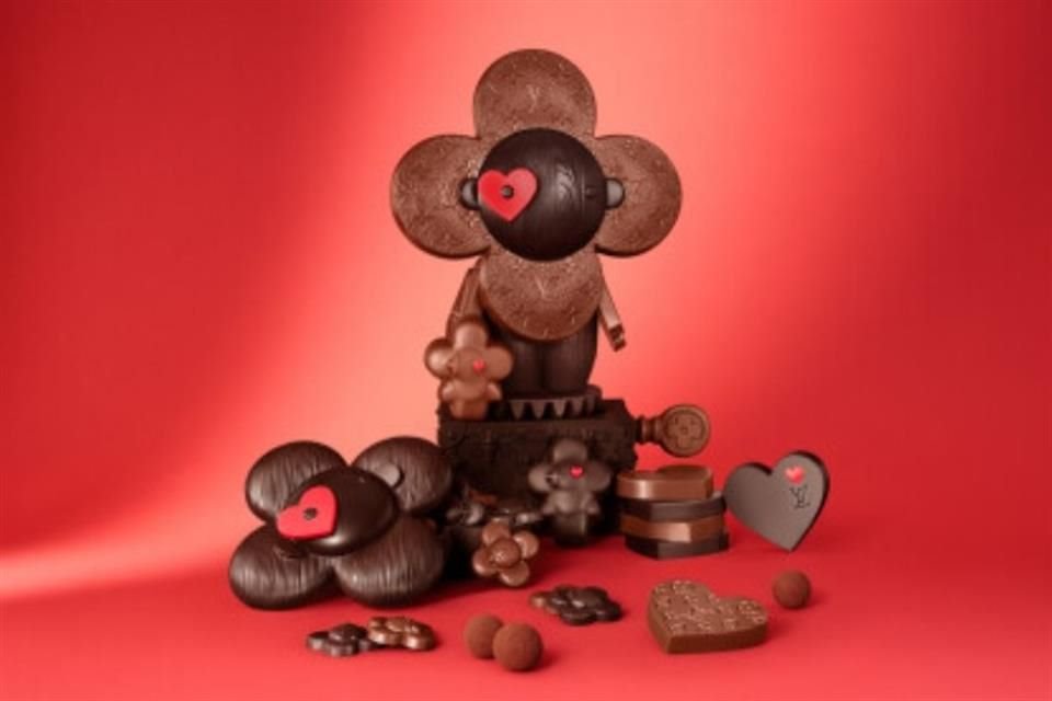 La colección también presentó piezas únicas de chocolate oscuro en formas de corazones, flores y siluetas representativas de la marca.