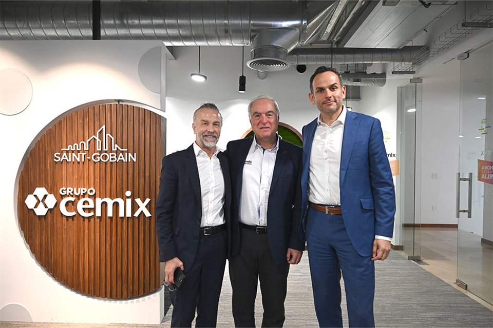 Javier Gimeno (de izq. a der.), Héctor Abella y Marco Corrales, directivos de Saint Gobain y Cemix.