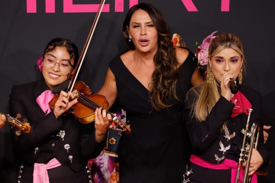 Los representantes del filme desfilaron por una alfombra roja, donde firmaron autógrafos y fueron sorprendidos por un mariachi femenino que tocó canciones del filme.