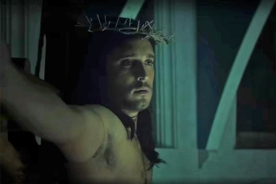 Diego Boneta interpreta a varios personajes en la serie, entre ellos a un Jesucristo.