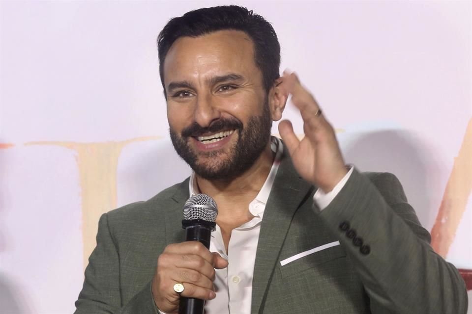 El astro de Bollywood Saif Ali Khan fue apuñalado seis veces en un altercado con un intruso en su casa de Mumbai; fue sometido a cirugía.