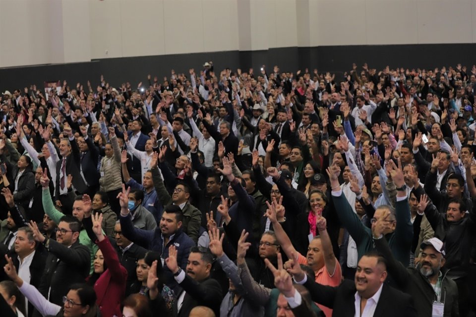 La Presidenta Sheinbaum encabeza un encuentro con Alcaldes y Gobernadores para tratar temas de presupuesto y acciones en seguridad.