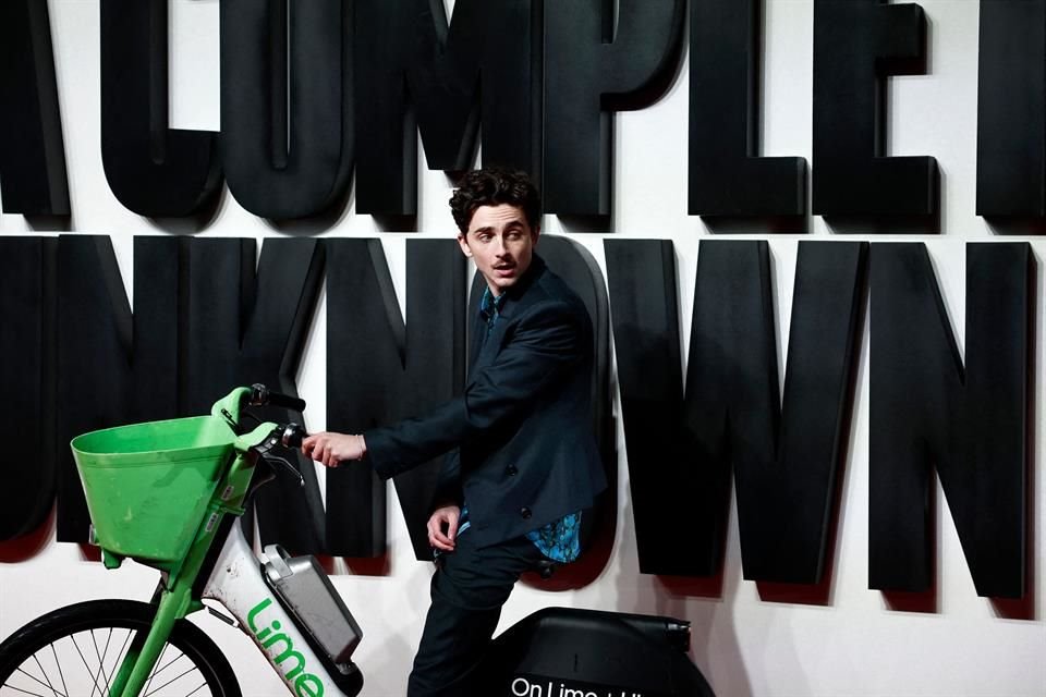 Timothée Chalamet llegó en bici eléctrica al estreno de 'A Complete Unknown' en Londres, pero recibe una multa por mal aparcamiento.