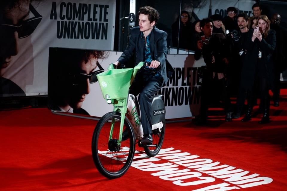 Chalamet, de 29 años, fue fotografiado llegando a la premiere montado en la bicicleta eléctrica.