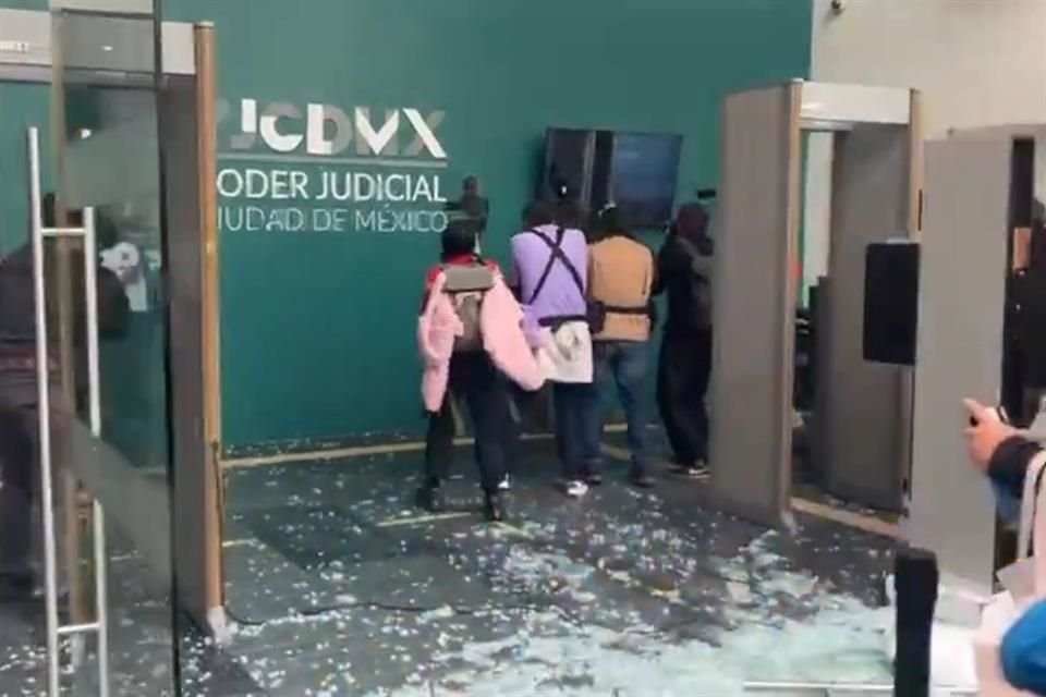 Manifestantes reprocharon que durante su concentración pacífica al exterior se envió a decenas de policías a intentar encapsularlos.