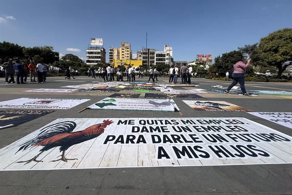 Los inconformes marcharon por Avenida Central hasta el Palacio de Gobierno.