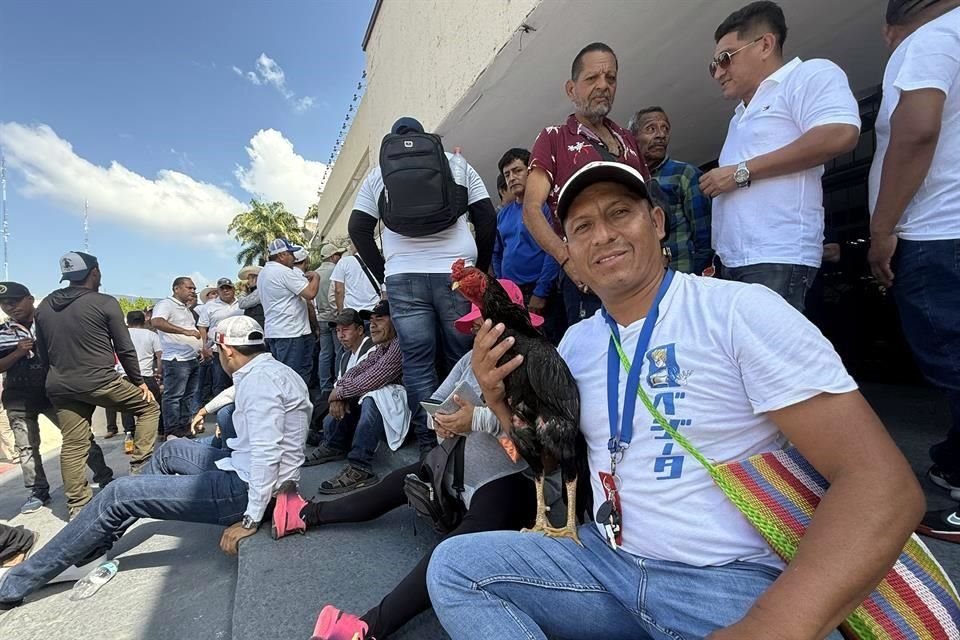 Los manifestantes exigen que el Gobierno estatal escuche sus argumentos en contra de la prohibición.