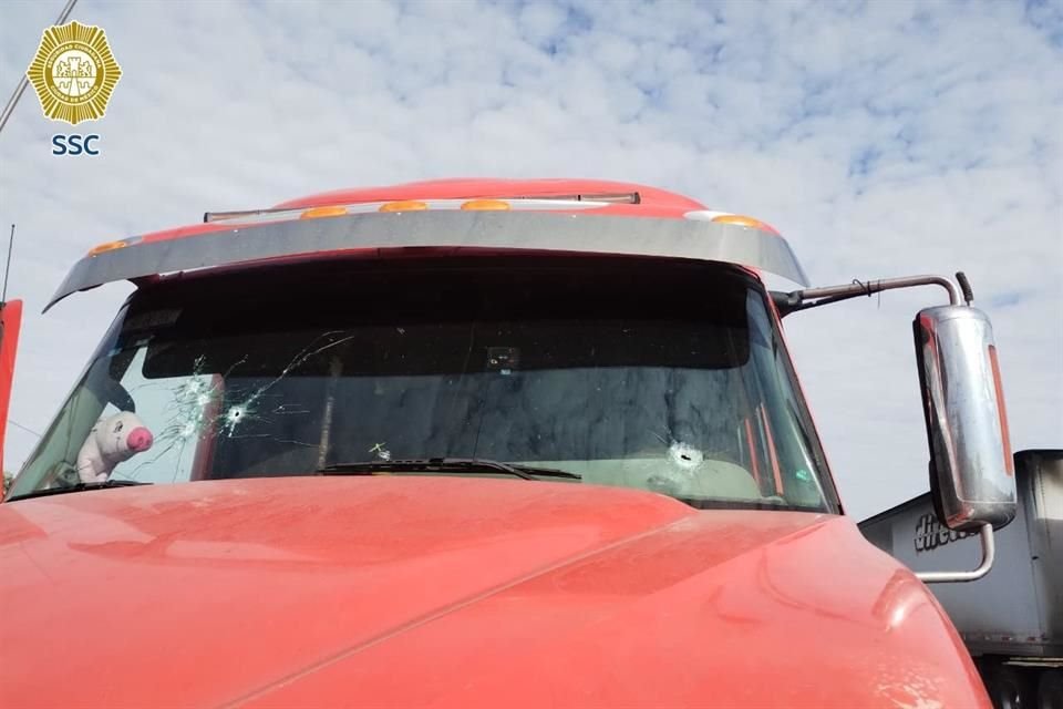 El operador del tráiler aceleró la marcha y los asaltantes dispararon, pero el policía repelió la agresión. Esto habría ahuyentado a los delincuentes.