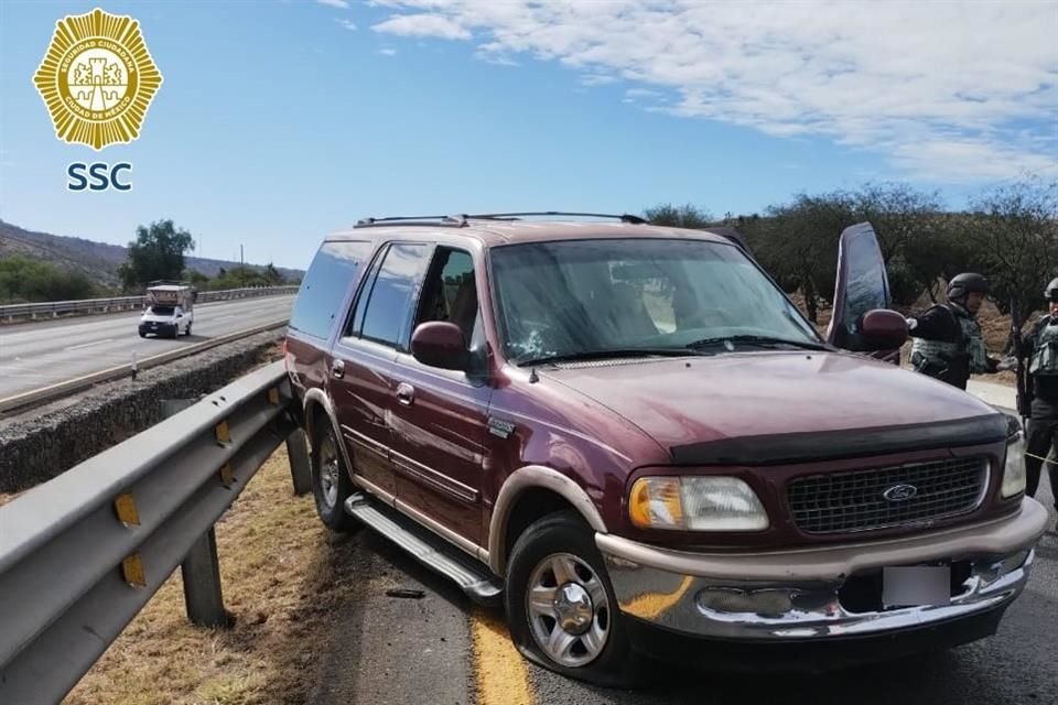 Personal de la Guardia Nacional localizó una camioneta abandonada que posiblemente fue usada por los asaltantes.