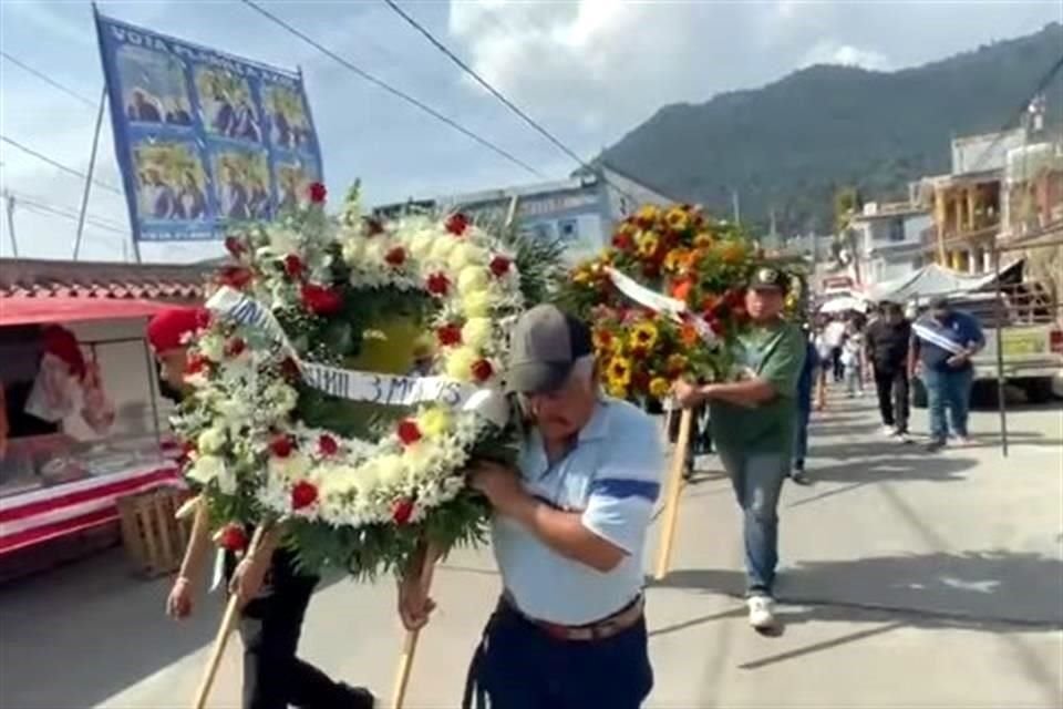 Por las calles del municipio avanzó el cortejo fúnebre con coronas de flores con los nombres de los cinco ejidatarios.