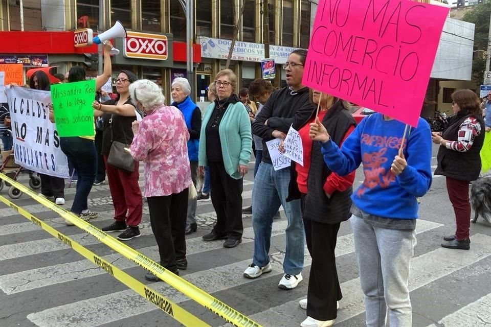 Personas de la tercera edad acudieron a manifestarse para solicitar el retiro de ambulantes en la zona.