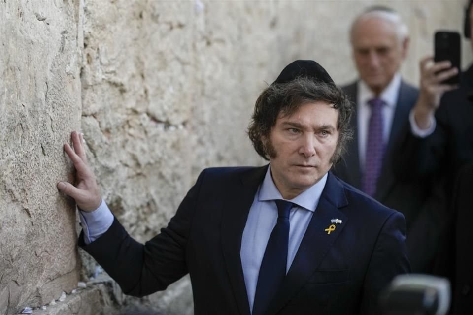 El Presidente argentino Javier Milei toca el Muro de los Lamentos, en la Ciudad Vieja de Jerusalén, el 6 de febrero de 2024.