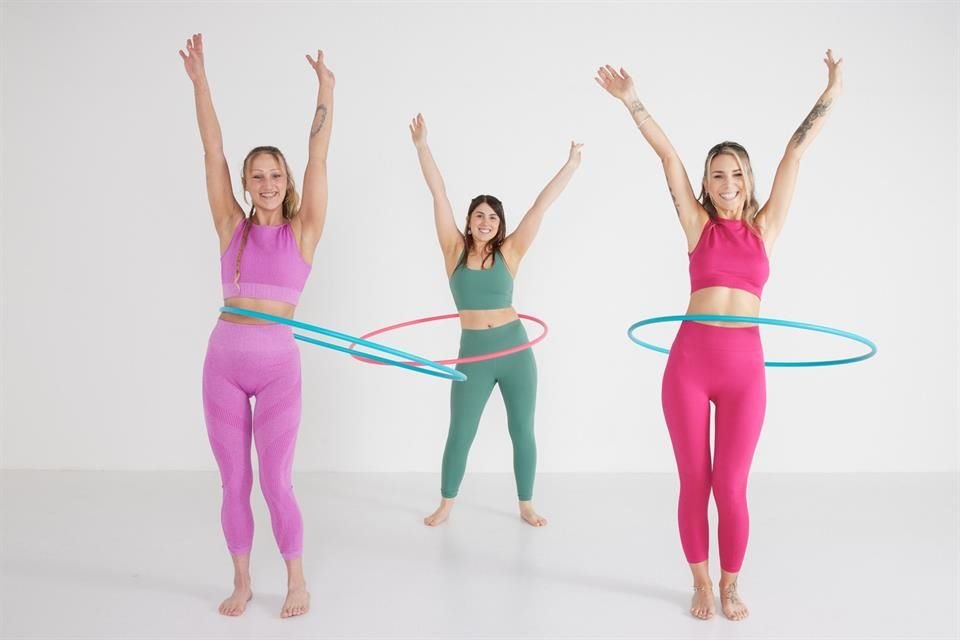 Con un aro trabajarás todo el cuerpo, principalmente abdomen, cintura, piernas, brazos, hombros y cuello en una clase de hoop fit